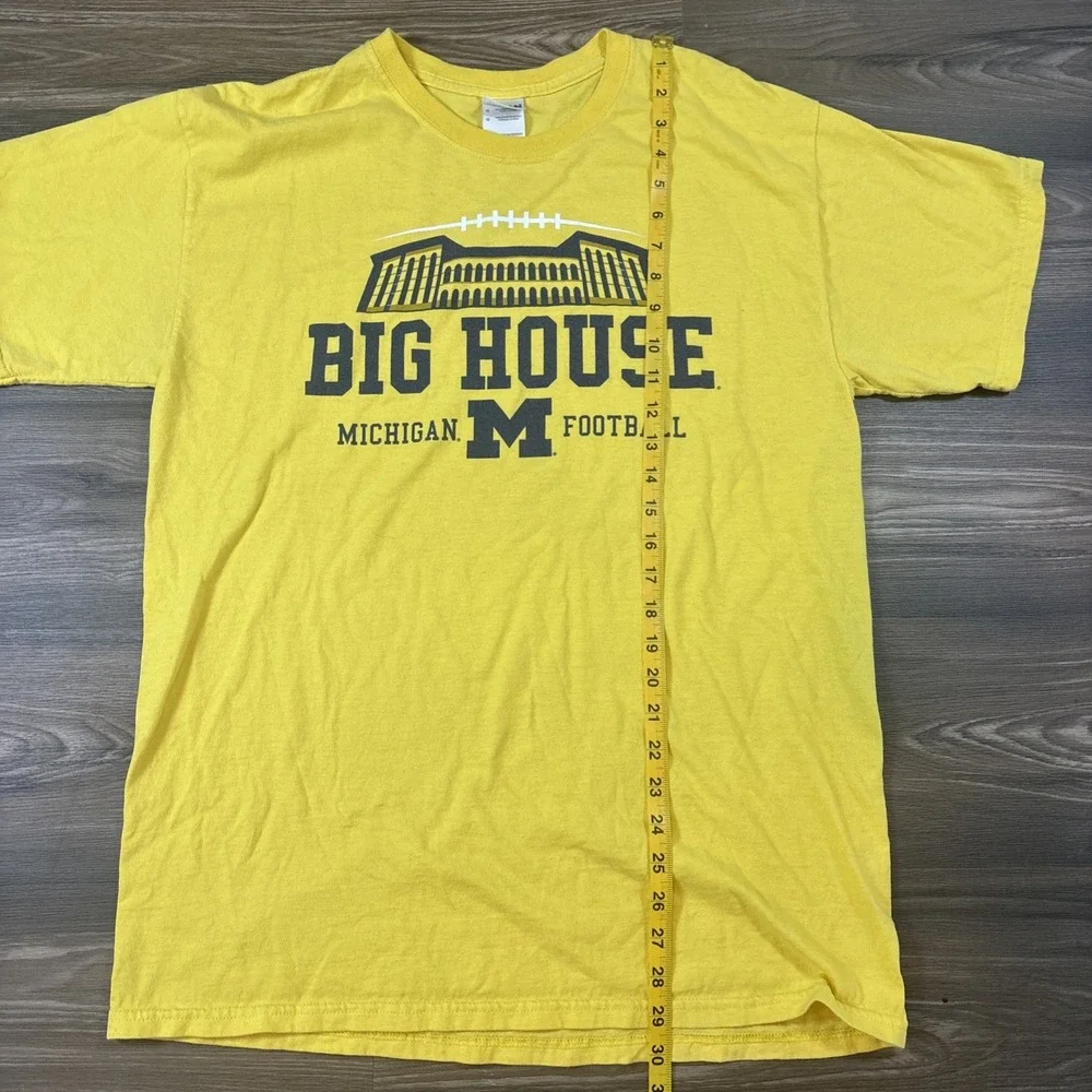 University of Michigan 'Big House' Graphic T Shirt Size L